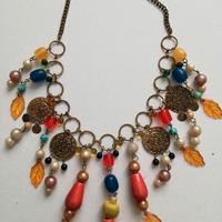 Collana con ciondoli multicolori