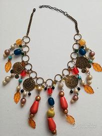 Collana con ciondoli multicolori