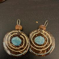 Orecchini pendenti cocco e resine