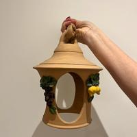 Lampada in terracotta con frutti in ceramica