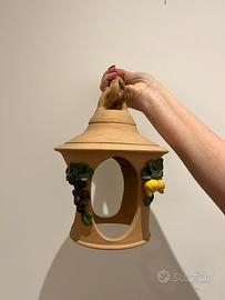 Lampada in terracotta con frutti in ceramica