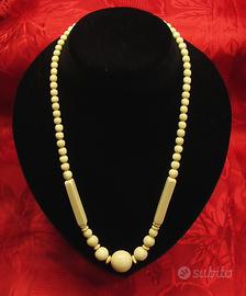 Collana antica pregiata con sfere