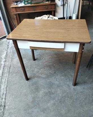 tavolo con cassetto
