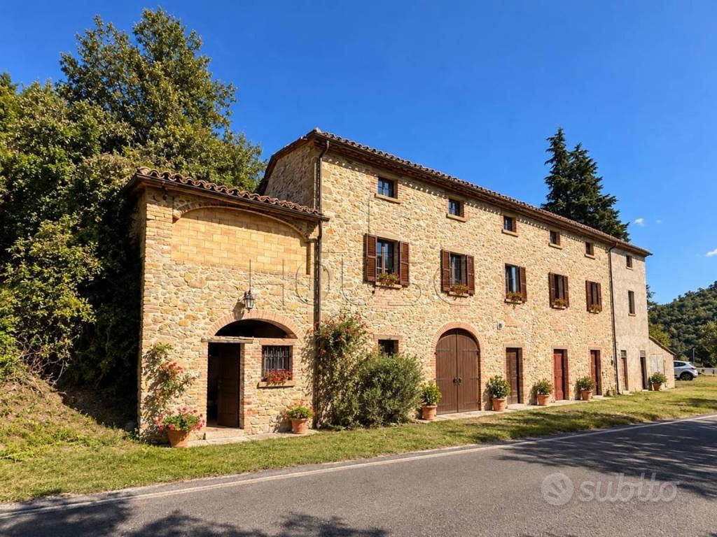 Rustico / Casale di 330 m² con più di 5 locali a M - Vista 2