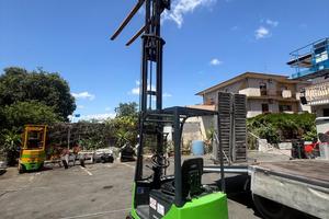 Carrello elevatore muletto sollevatore