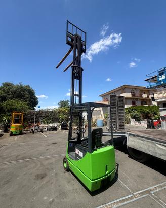 Carrello elevatore muletto sollevatore