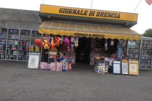 Edicola storica su strada forte passaggio