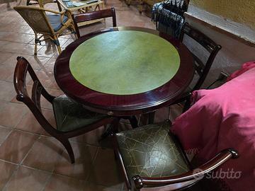 tavolo da gioco con sedie
