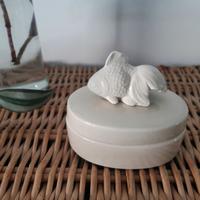 Scatolina in ceramica con pesce rosso Merito
