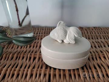 Scatolina in ceramica con pesce rosso Merito