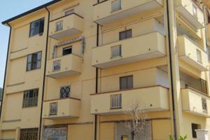 Appartamento con magazzino commerciale