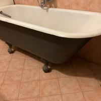 vasca da bagno  in ghisa con zampe da leone.
