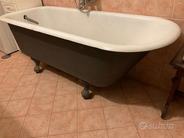 vasca da bagno  in ghisa con zampe da leone.