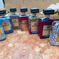 Collezione di bottiglie amaretto di saronno