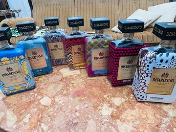 Collezione di bottiglie amaretto di saronno
