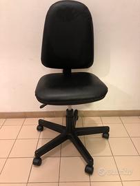 Poltrona da ufficio in pelle nera