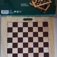 Scacchi e scacchiera in legno