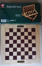 Scacchi e scacchiera in legno