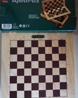 Scacchi e scacchiera in legno