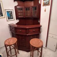Mobile bar angolare in legno con 2 sgabelli