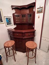 Mobile bar angolare in legno con 2 sgabelli