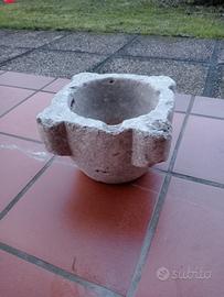 Antico mortaio in pietra.