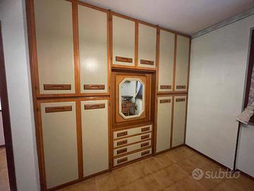 Armadio per camera da letto, comò e due comodini