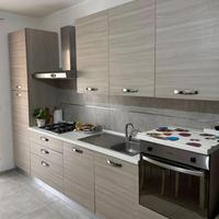 Stanzetta, cucina e armadio in blocco