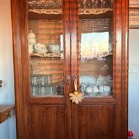 Vetrina in legno massello con ante in vetro