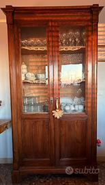 Vetrina in legno massello con ante in vetro