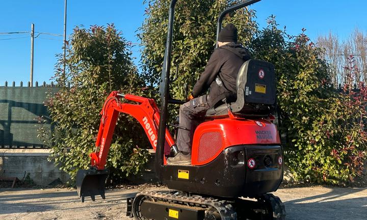 E213 Mini escavatore Neuson 10 q carro allargabile