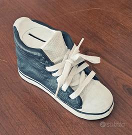 salvadanaio a forma di scarpone