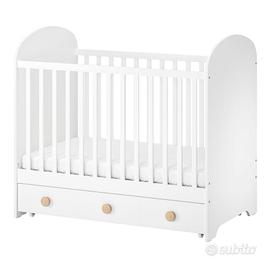 Lettino IKEA bianco con materasso e accessori