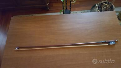 Arco di fabbrica per violino