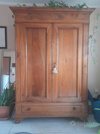 Armadio antico in noce