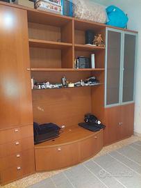 Mobile soggiorno in legno con vetrina e cassetti