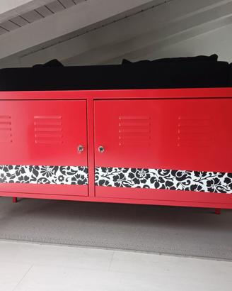 Mobile basso rosso design industriale