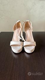 Scarpe sandali con tacco