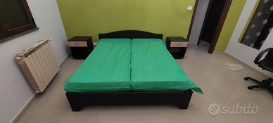 Letto matrimoniale e comodini 