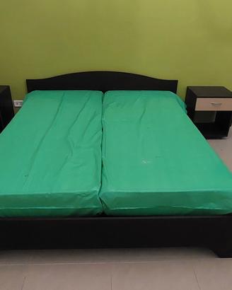 Letto matrimoniale e comodini 
