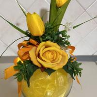 composizione di fiori artificiali in una bolla