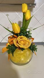 composizione di fiori artificiali in una bolla