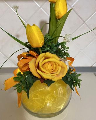 composizione di fiori artificiali in una bolla
