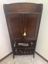 Mobiletto antico con ante