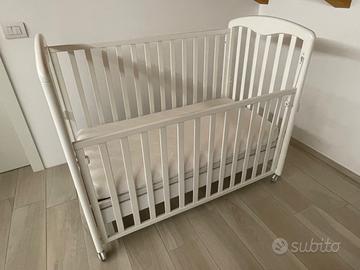 Lettino con sbarre in legno bianco + materasso