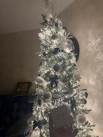 ALBERO DI NATALE DECORATO E INNEVATO