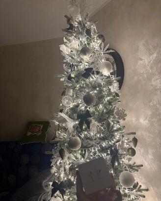 ALBERO DI NATALE DECORATO E INNEVATO