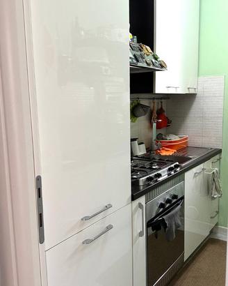 Cucina componibile con elettrodomestici