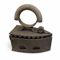 Ferro da stiro antico a carbone