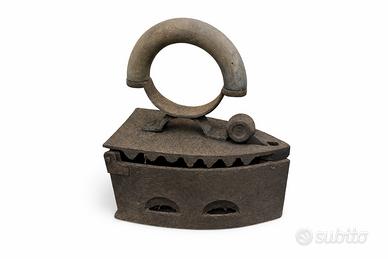 Ferro da stiro antico a carbone
